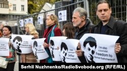 Акція біля посольства Росії в Україні із вимогою звільнити журналіста Романа Сущенка, Київ, 6 жовтня 2016 року