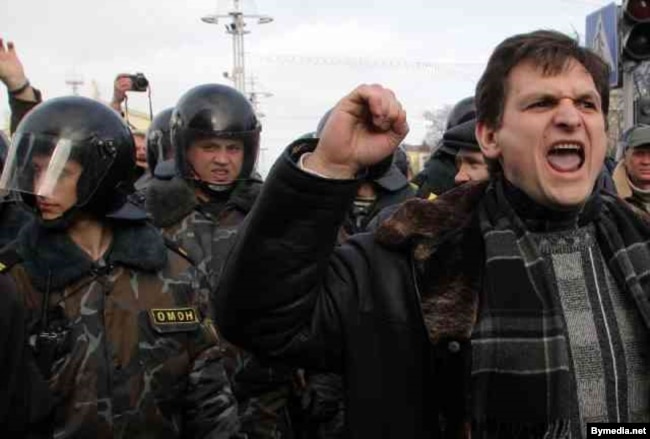 Андрэй Клімаў на Дні Волі на Кастрычніцкай плошчы ў Менску, 25 сакавіка 2005
