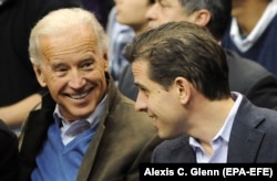 Joe Biden (b) és fia, Hunter Biden, egy kosárlabdameccsen Washingtonban 2010. január 30-án.