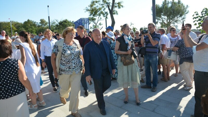 Коронавирус в Севастополе: Развожаев открывал Матросский бульвар без маски, нарушая социальную дистанцию  (+фото)