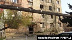 Uçub-dağılan bina