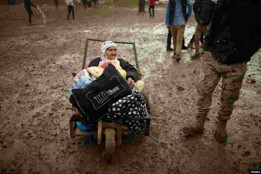 Displaced Iraqis flee their homes on a rainy day as Iraqi forces battle Islamic State militants in western Mosul. (Reuters/Suhaib Salem)