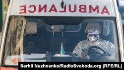 Медичний працівник в спецкостюмі біля інфекційного відділення Олександрівської клінічної лікарні, Київ, 25 березня 2020 року