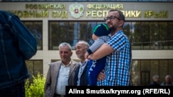 Наріман Джелял із сином біля будівлі підконтрольного Росії Верховного суду Криму, 24 травня 2017 року