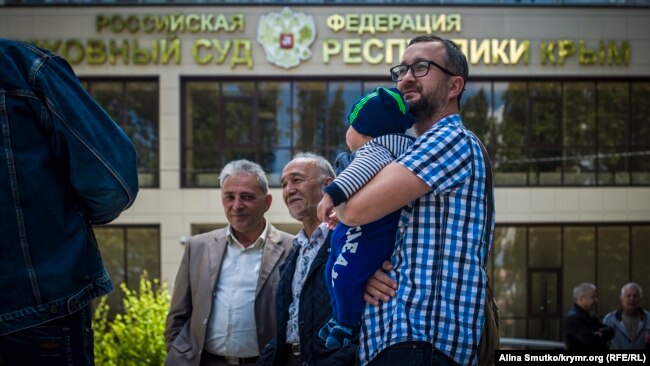 Нариман Джелял с сыном возле здания подконтрольного России Верховного суда Крыма, 24 мая 2017 года