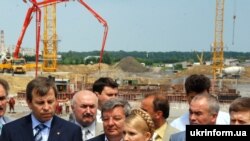 Юлія Тимошенко зазначила, що Уряд спільно з львівською місцевою владою докладе максимум зусиль для того, щоб залучити інвестора для добудови аеропорту: «Це дуже важливо, усі процедури затверджені Урядом і все буде йти за планом»