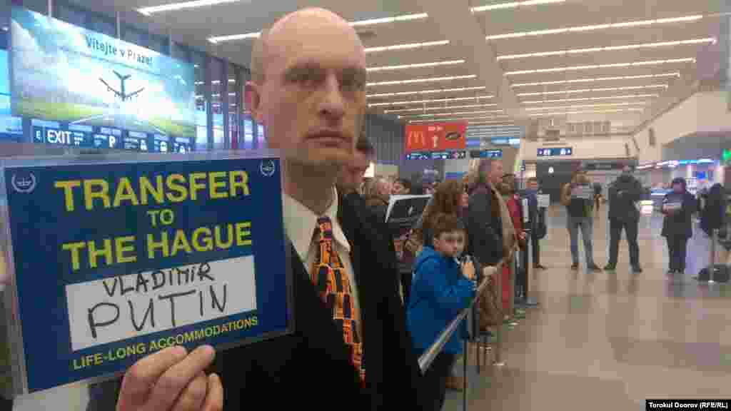 Активист держит в руках &quot;документ&quot; на &quot;экстрадицию&quot; президента России Владимира Путина в Гаагу, где находится международный трибунал.&nbsp;​Прага, 2 апреля 2015 года.&nbsp;