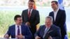 Potpisivanje sporazuma u Prespi: Ministri spoljnih poslova Makedonije i Grčke Nikola Dimitrov i Nikos Kodžijas (dole) i premijeri dve zemlje Zoran Zaev i Aleksis Cipras (gore)