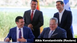 Potpisivanje sporazuma u Prespi: Ministri spoljnih poslova Makedonije i Grčke Nikola Dimitrov i Nikos Kodžijas (dole) i premijeri dve zemlje Zoran Zaev i Aleksis Cipras (gore)