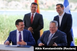 Dimitrov (lijevo, dole) i Kocijas (desno, dole) potpisuju Prespanski sporazum, Grčka, 17. juna 2018.