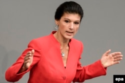 Сара Вагенкнехт выступает в бундестаге