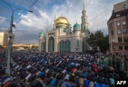 Мусульмане молятся во время Курбан-байрама у Московской соборной мечети. Москва, 24 сентября 2015 года