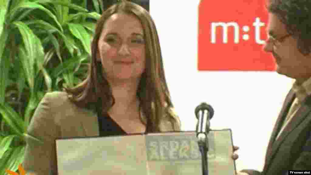 Dopisnica RSE iz BiH, Tina Jelin Dizdar dobila je novinarsku nagradu "Srđan Aleksić" za TV stvaralaštvo, Banjaluka, 8. maj 2012. 
