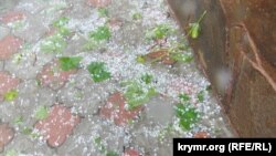 Ukraine/Crimea -- in Simferopol spring hail, 23May,2014