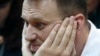 Навального принудительно везут в суд – за раздачу листовок в метро