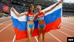 Лондон, Олимпиада-2012 – занявшие первое и третье места в финальном забеге на 800 метров россиянки Мария Савинова и Екатерина Поистогова позируют фотографам. Теперь спортсменок может ожидать пожизненная дисквалификация 