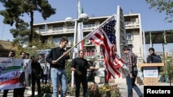 Иранские студенты в Тегеране сжигают флаг США после речи Дональда Трампа. 14 октября 2017 года