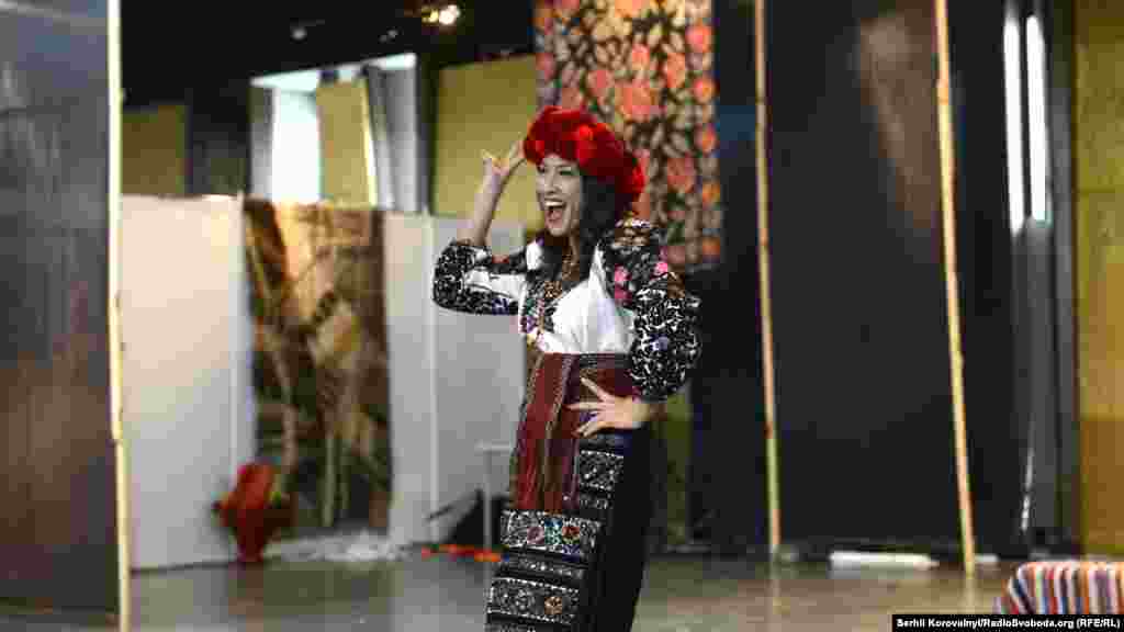 Українська співачка Наталка Карпа позує в українському національному вбранні
