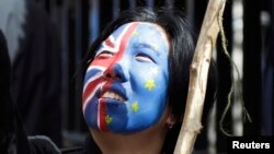 Jedan od pristalica za ostanak Velike Britanije u Evropskoj uniji, sa skupa u Londonu, 2. juli 2016.