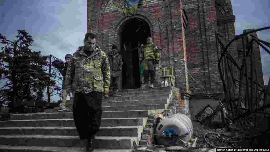 Військовий капелан отець Іван відвідує військовослужбовців у недобудованій і вже розбитій церкві поблизу Донецького аеропорту