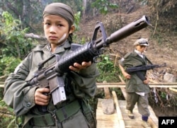 Ребенок-солдат одного из повстанческих отрядов сепаратистов в джунглях Мьянмы