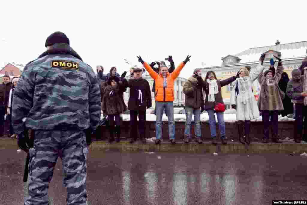 Russia -- Opposition supporters take part in a protest rally called The White Ring, 26Feb2012