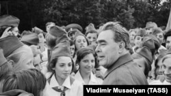 Леонид Брежнев и пионеры