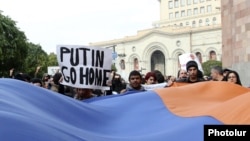 Armenia - Activists demonstrate outside a key government building in Yerevan against Russian President Vladimir Putin's visit and Armenia's membership of the Customs Union, 2Dec2013.