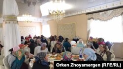 Участницы поминального обеда в память о погибших при пожаре во времянке в столице в феврале 2019 года пяти девочках. Нур-Султан, 5 февраля 2020 года.