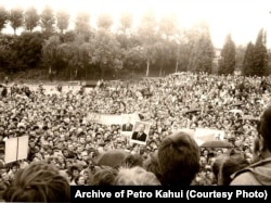 1988 рік. Один із мітингів у Львові. На фото видно два портрети Михайла Горбачова і гасло «Ми за перебудову»