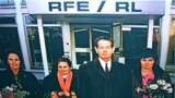 În vizită la sediul din München al postului de radio Europa Liberă, decembrie 1991.