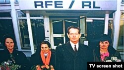 În vizită la sediul din München al postului de radio Europa Liberă, decembrie 1991.