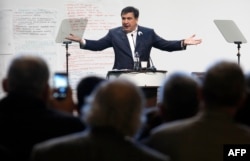 Саакашвили выступает на антикоррупционном форуме в Одессе