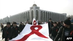Кыргыз студенттери СПИДге каршы акцияларды өткөрүп келишет. 1-декабрь, 2008-жыл