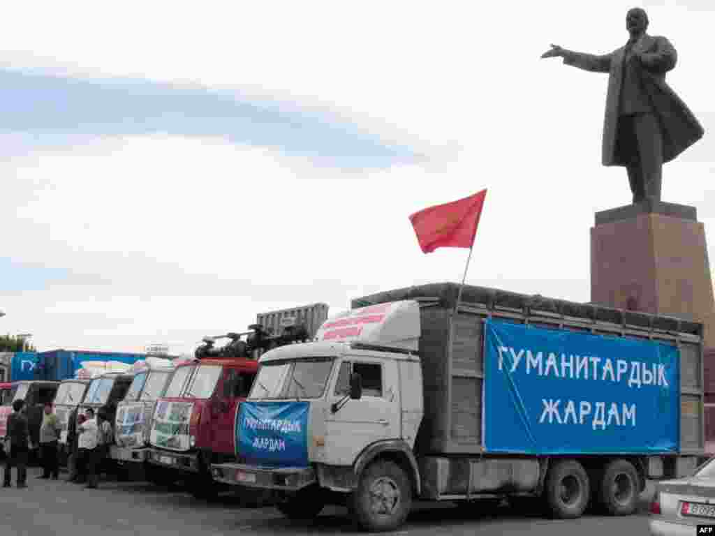 Колонна грузовиков с гуманитарной помощью в Киргизии