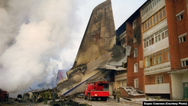 Хвост самолета, упавшего на жилой дом в Иркутске-2 