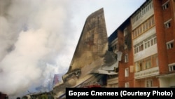 Хвост самолета, упавший на жилой дом в Иркутске-2