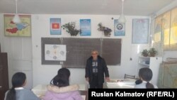 Казикан Тайшинов окуучуларга сабак өтүүдө. 20-февраль, 2020-жыл.