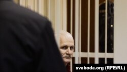 Алес Беляцкий, белорусский правозащитник и оппозиционер, на скамье подсудимых. Минск, 2 ноября 2011 года.