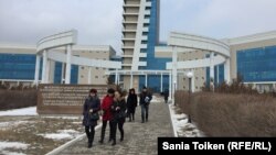 Студенты выходят из Каспийского государственного университета новых технологий и инжиниринга имени Шахмардана Есенова в Актау. 18 февраля 2017 года.