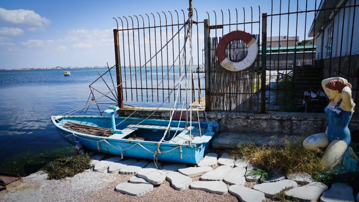 На крымской Южной косе: там, где море сходится с озером (фотогалерея)