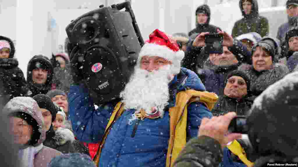 Подивитися на святковий заплив зібралися місцеві жителі