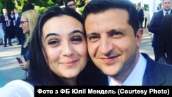 Президент України Володимир Зеленський і його тодішня прессекретарка Юлія Мендель Серпень 2020 року 