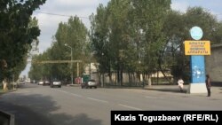Алматының Алатау ауданындағы көшелердің бірі (Көрнекі сурет).