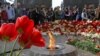 Armenijci polažu cvijeće kod vječnog plamena na uspomenu na žrtve masovnih ubistava i deportacija Armenijaca od strane Otomanskih Turaka.