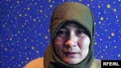 Айман Каримбаеванинг айтишича, эри ҳисбга олинганидан сўнг Оқтўба шаҳар ички ишлар департаменти ходимлари аёлдан турмуш ўртоғига қарши кўрсатма беришни талаб қилганлар.