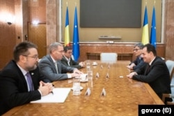 La sfârșitul anului 2019, reprezentanții Exxon s-au întâlnit (foto sus) cu Ludovic Orban, premierul de la acel moment, pentru a afla intențiile guvernului privind schimbarea legislației extragerii gazelor din Marea Neagră.