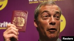 Șeful partidului pro-Brexit "UK Independence Party" (UKIP) Nigel Farage arătându-și pașaportul britanic, pe 3 iunie, 2016, în timpul referendumului pentru ieșirea din UE. Pașaportul britanic a căzut anul acesta pe locul 13 al utilității mondiale. 