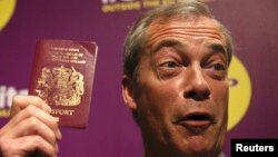 Лідэр UKIP Найджэл Фараж з брытанскім пашпартам