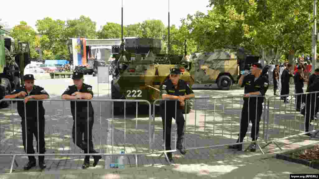 Проход на выставку вооружений на площади Нахимова закрыт